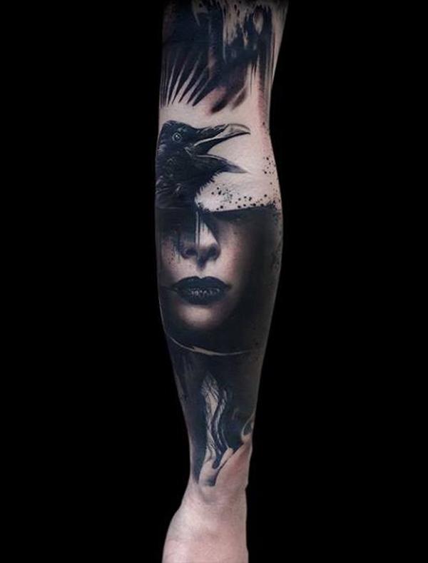 Abstrakt blackwork tatovering med ravn og kvinne ansikt på underarmen