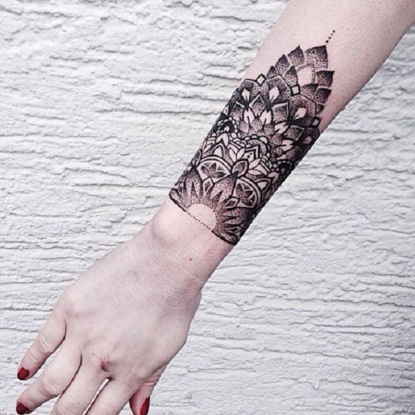 Mandala dotwork tatovering
