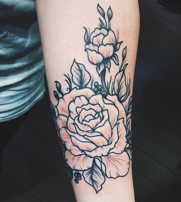 Rosa roseskisse tatovering på underarmen