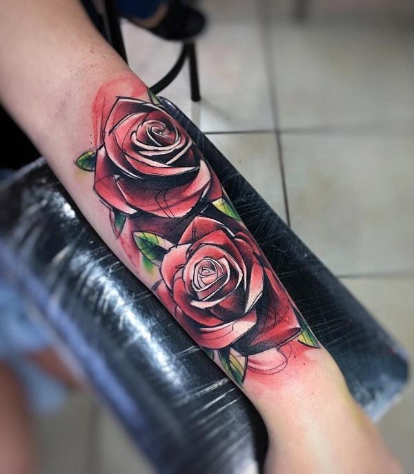 Stiliserte roser i rødt med grå nyanse på underarmen