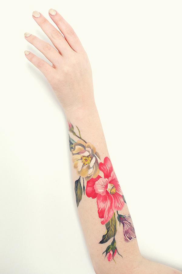 Vakre hibiscus tatovering kvinner