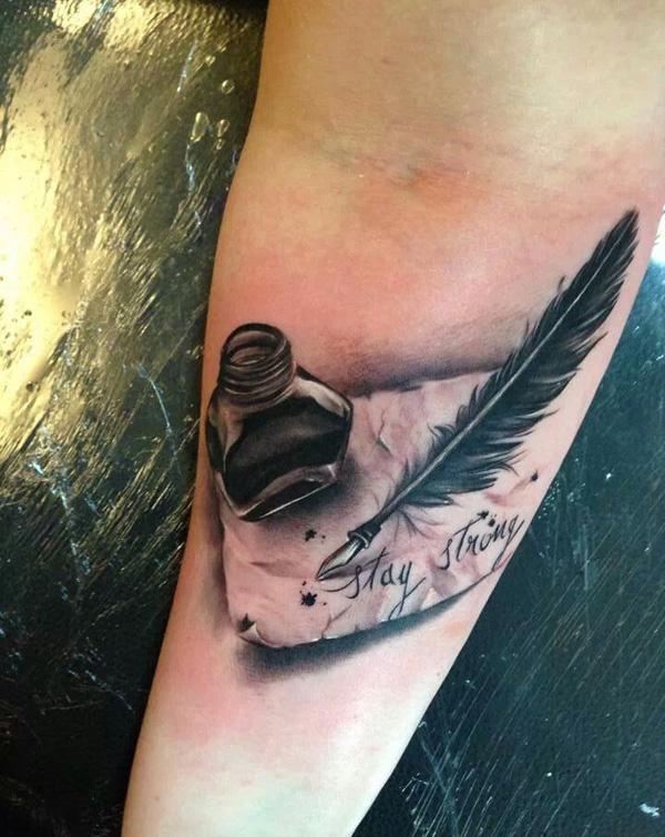 Valósághű tetoválás egy tintapalackkal és egy tollal egy papíron