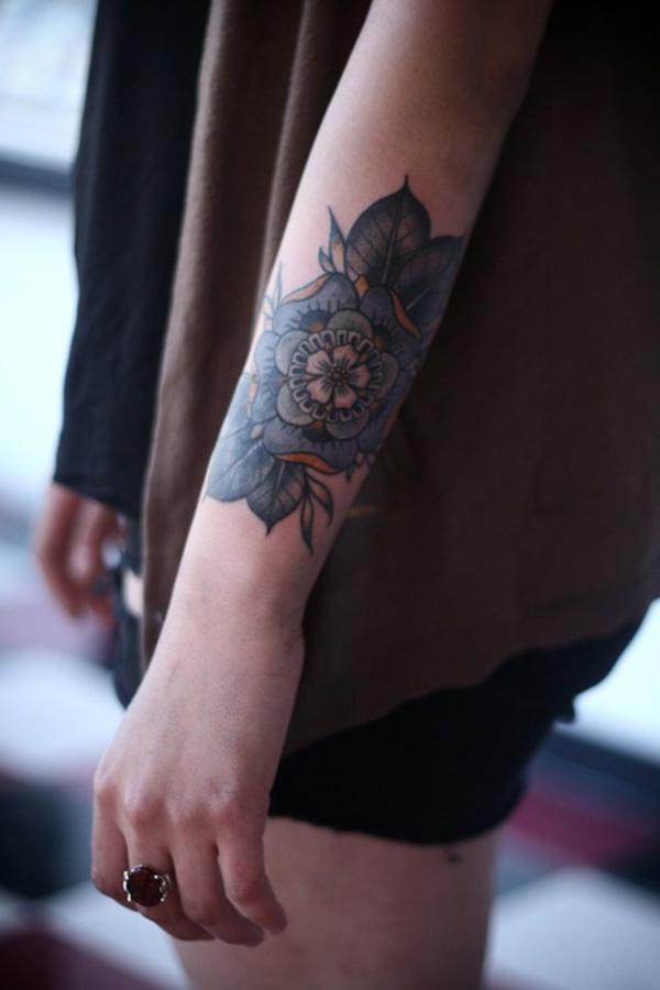 Kék virág alkar tetoválás