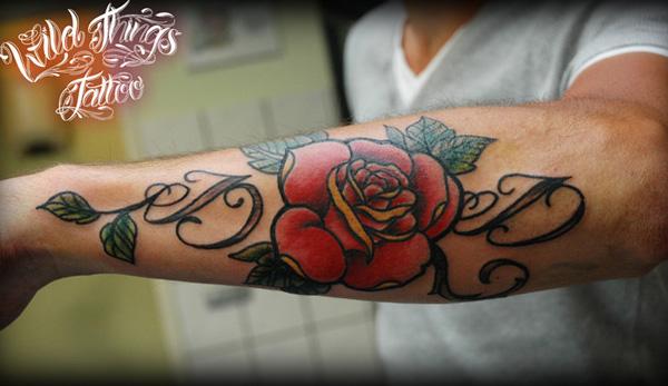 Betűkkel rózsás tetoválás