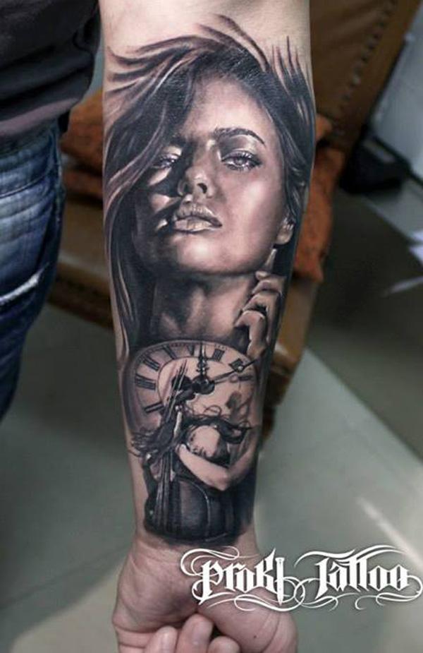Svart og hvit tatovering med kvinne portrett og klokke på forarm