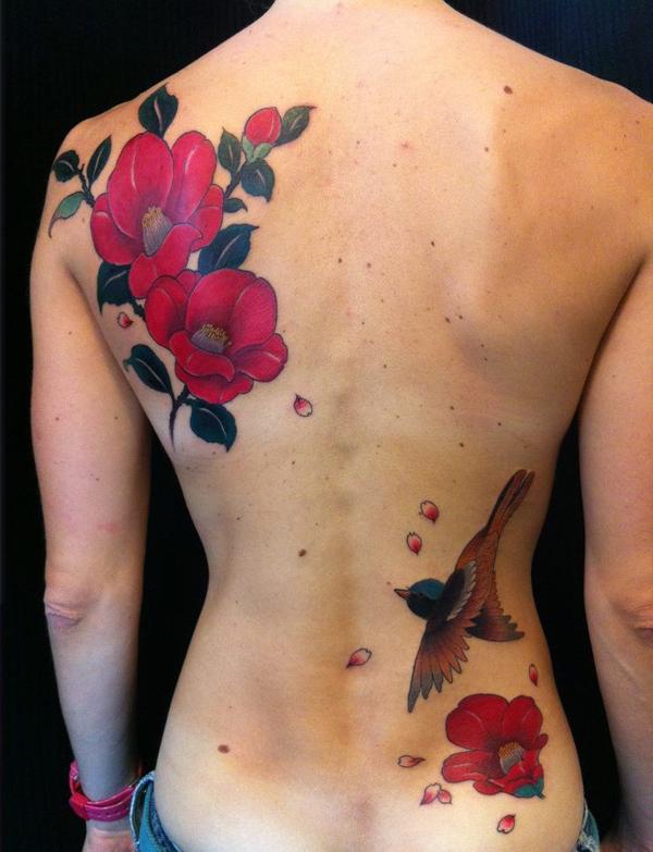 Camellia és egy fecske tetoválás