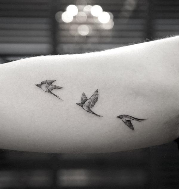 95-ös-kis-repülő-madarak-tetoválás-lánynak