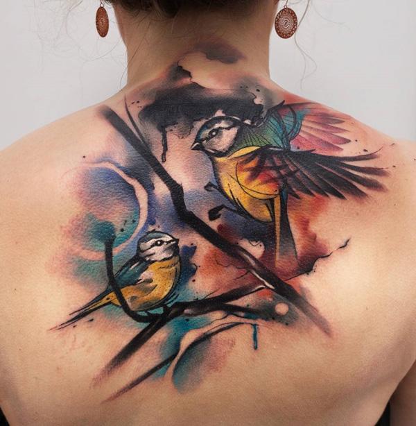Akvarell kék cinege a Flight madarak hátsó tetoválásában férfiaknak