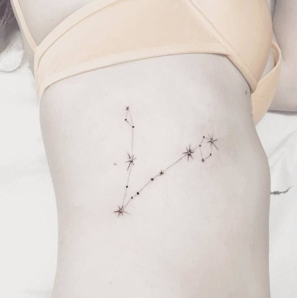 Halak-csillagkép-tetoválás-a jobb oldali borda-ketrecben