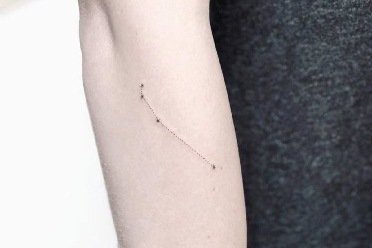 Minimalistisk-Væren-konstellasjonen-tatovering-på-armen-750x500