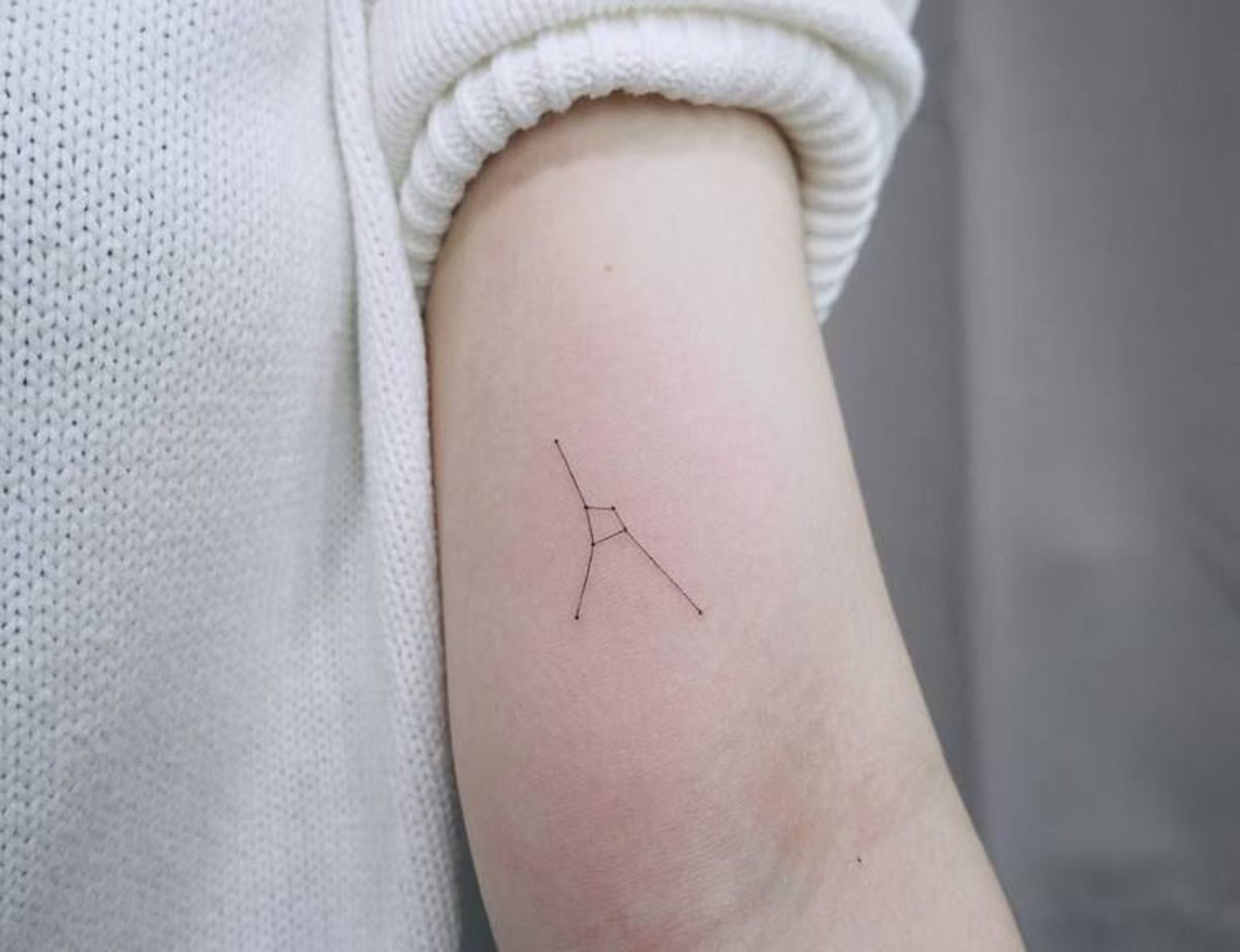 Kreft-konstellasjon-tatovering-på-armen