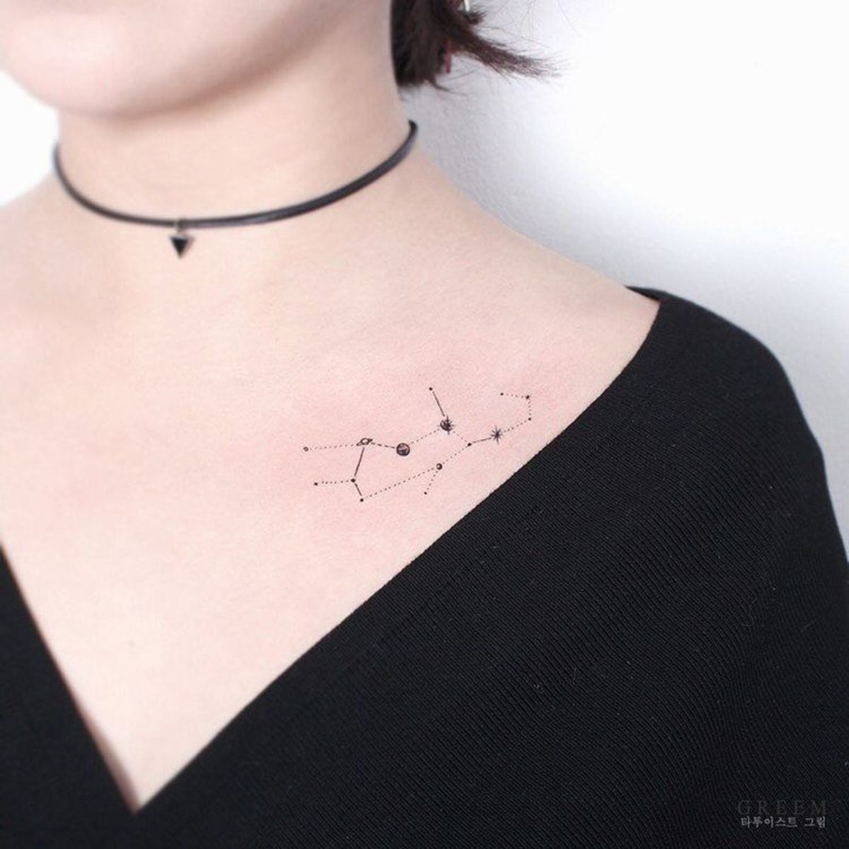 Stilizált-szűz-csillagkép-tetoválás