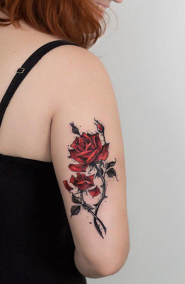 ורד אדום עם קעקוע ירכיים וקרניים