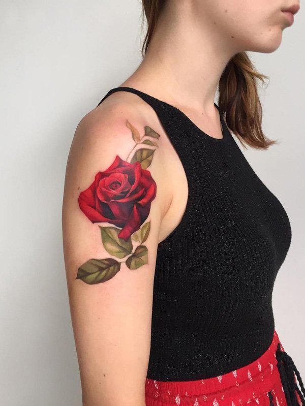 ורד אדום עם קעקוע של עלים אפורים