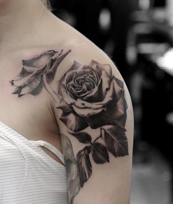 קעקוע ורדים בשחור לבן על הכתף