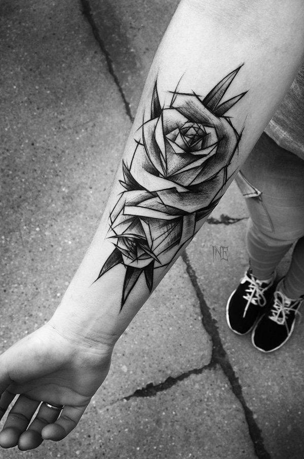 קעקוע ורדים בשחור לבן על הזרוע בסגנון ציור בעיפרון