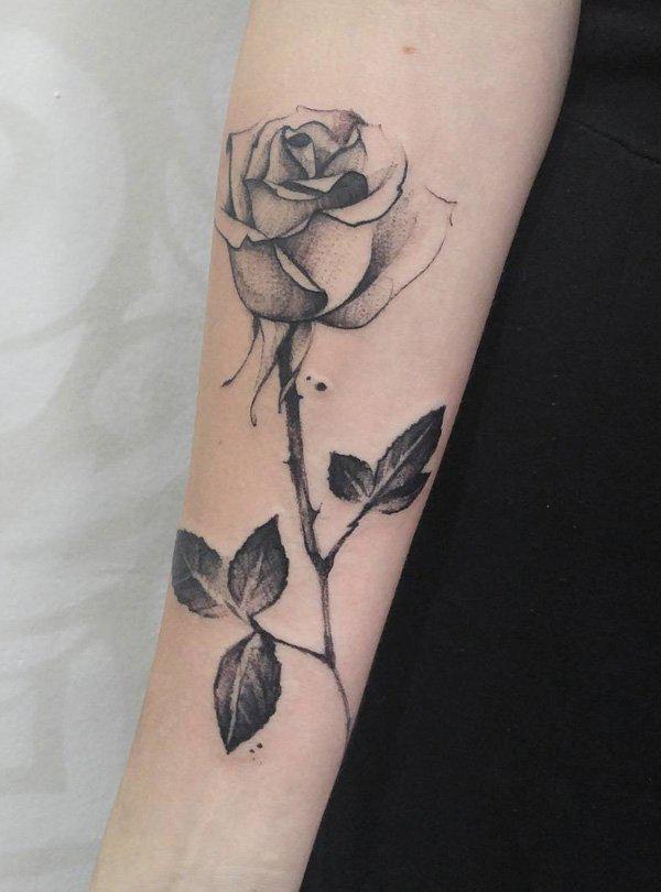 קעקוע לבנות - ורד גזע יחיד על זרוע בסגנון שחור ולבן