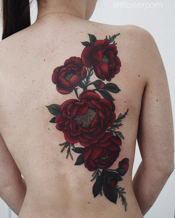 קעקוע ורדים בורדו על גב האישה