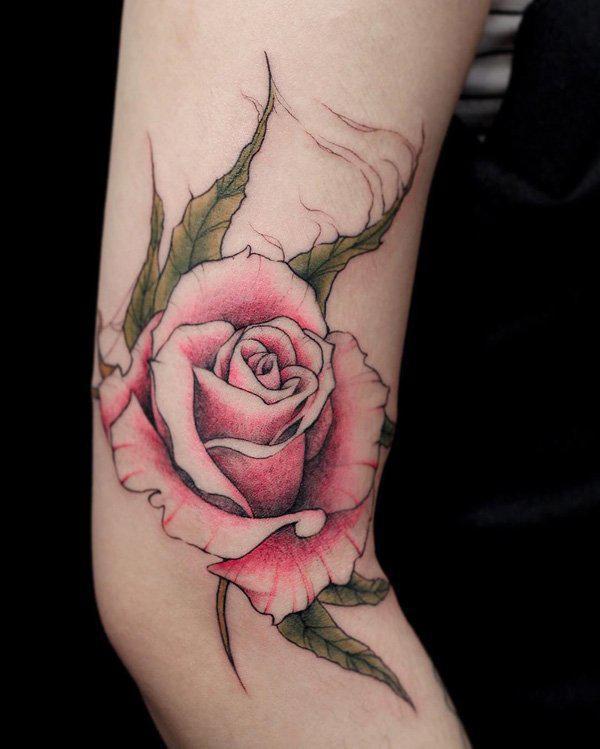 ורד בהיר על הזרוע