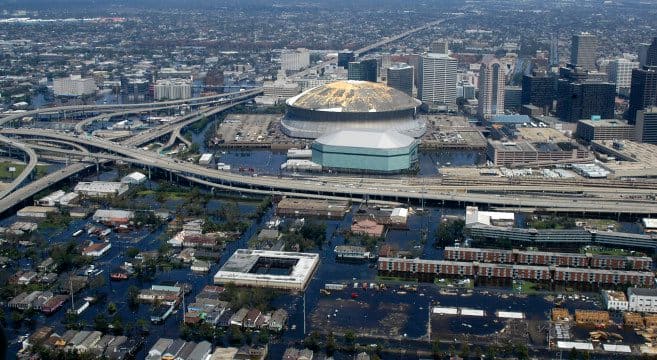 050831-N-8154G-115 New Orleans, La. (2005. augusztus 31.) Orleans városközpontja, beleértve a híres New Orleans Saints Super Dome -ot. Több tízezer lakóhelyüket elhagyni kényszerült állampolgár keresett menedéket a kupolánál a Katrina hurrikán előtt, alatt és után, de kénytelenek voltak evakuálni, mivel az árvizek folyamatosan emelkednek az egész területen. A HSC-28 az MH-60S Seahawk variánst szállítja, amely a Norfolk államból származik, és felszáll a USS Bataan (LHD 5) kétéltű rohamhajó fedélzetére, amely részt vesz a Védelmi Minisztérium által vezetett humanitárius segítségnyújtási műveletekben a Szövetségi Szövetséggel együttműködve Vészhelyzeti Menedzsment Ügynökség (FEMA). Bataan feladata, hogy a haditengerészeti katasztrófavédelem koordinátora legyen a haditengerészetnek a segélyezésben betöltött szerepében. Az amerikai haditengerészet fotója, a fotós társa, Airman, Jeremy L. Grisham (KIADVA)