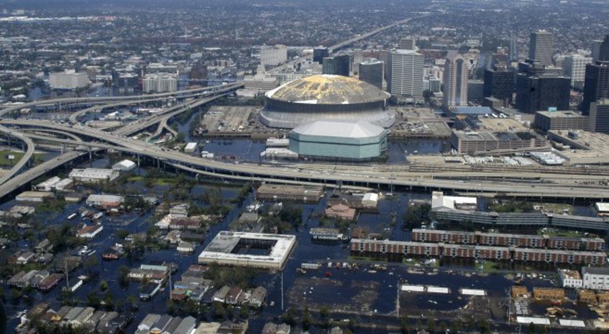 050831-N-8154G-115 New Orleans, La. (2005. augusztus 31.) Orleans városközpontja, beleértve a híres New Orleans Saints Super Dome -ot. Több tízezer lakóhelyét elhagyni kényszerült állampolgár keresett menedéket a kupolánál a Katrina hurrikán előtt, alatt és után, de kénytelenek voltak evakuálni, mivel az árvizek folyamatosan emelkednek az egész területen. A HSC-28 az MH-60S Seahawk változatával repül, amely a norvégiai Norvégiából származik, és felszáll a USS Bataan (LHD 5) kétéltű rohamhajó fedélzetére, amely részt vesz a Védelmi Minisztérium által vezetett humanitárius segítségnyújtási műveletekben a Szövetségi Szövetséggel együttműködve Vészhelyzeti Menedzsment Ügynökség (FEMA). Bataan feladata, hogy a haditengerészeti katasztrófavédelem koordinátora legyen a haditengerészetnek a segélyezésben betöltött szerepében. Az amerikai haditengerészet fotója, a fotós társa, Airman, Jeremy L. Grisham (KIADVA)