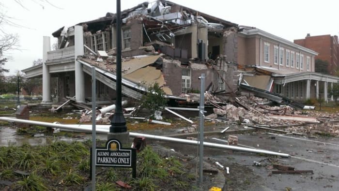 Jackson, MS lakosai rendkívül nagy kockázatnak vannak kitéve a tornádók és a hurrikánok miatt.