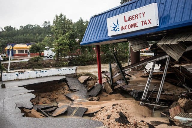 COLUMBIA, SC - OKTÓBER 5: A Liberty Income Tax áruház a tegnapi árvízkárokat mutatja a Garners Ferry Road -on a térségben 2015. október 5 -én a dél -karolinai Columbia területén történt áradást követően. Dél -Karolina államban rekord mennyiségű csapadék hullott a hétvégén, ami megzavarta az autósokat és a lakosokat, és több száz evakuációt és mentést kényszerített. (Fotó: Sean Rayford/Getty Images)