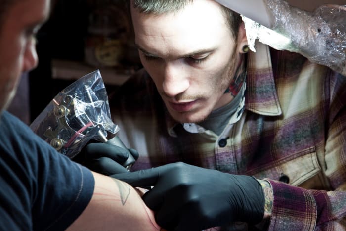 Az Evil From the Needle Camden Town első és leghosszabb ideig működő tetováló stúdiója. Amellett, hogy London egyik legjobbja volt, 1986 -ban eredetileg a világhírű tetováló Bugs nyitotta meg. Jelenleg a tekintélyes New York -i tetováló, Jeff Ortega tulajdonában van. Dave Bryant, az Evil From the Needle ismert tetoválóművésze körvonalazza és árnyékolja a tetoválást Chris King-en.