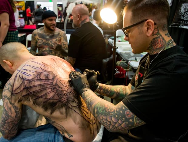 Dan Smith tetoválóművész, a Captain Tattoo in Tustin tetoválás ügyfeléről, Steve Brennanről, aki otthonából, Washington D.C. -ből utazott, hogy Smith megcsinálja a tetoválását.