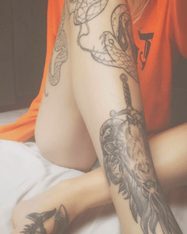 jente med tatoveringer på benet
