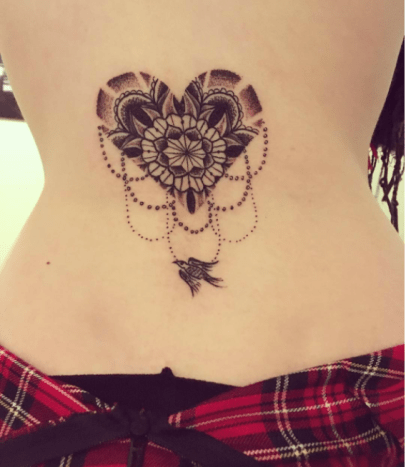 tatovering midt på ryggen på en varm jente