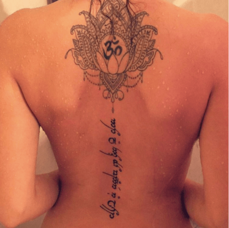 sexy tatovering av ryggraden