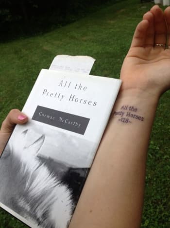 Denne samleren fikk en tatovering av den siste boken hennes far leste før han døde.