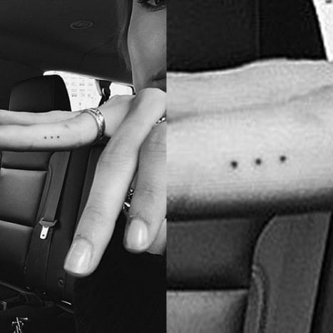 Foto: Hailey Baldwin/Instagram På siden av ringfingeren har Hailey tre små svarte prikker, antatt å representere en ellipse, som brukes til å indikere en forsettlig utelatelse av et ord, setning eller passasje fra en tekst.