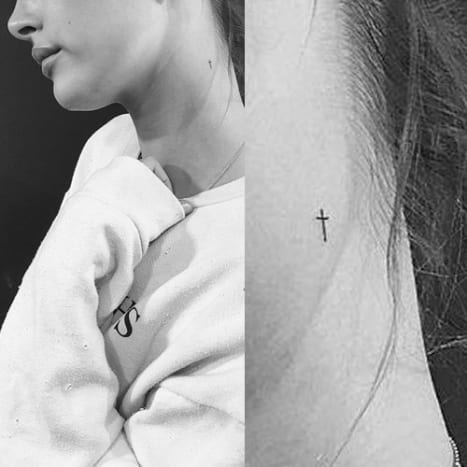 Hailey Baldwin ragaszkodik sok tetoválás vallási témájához, és apró tetoválást mutat a nyakán balra tintával.