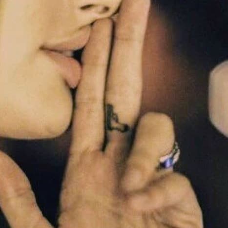 Hailey Baldwin pisztolytetoválását mutatja az ujján. Fotó: Instagram.