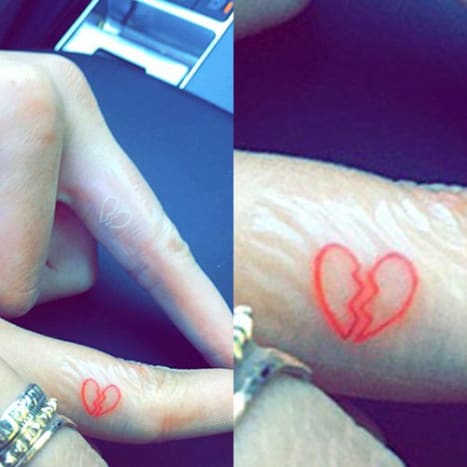 Foto: JonBoy/Instagram En fan av å bli blekket med venner, Hailey Baldwin dro sammen med Kendall Jenner i august 2015 for å få en tatovering av et knust hjerte ble rødt på innsiden av langfingeren. Jenner fikk den samme tatoveringen i hvitt.