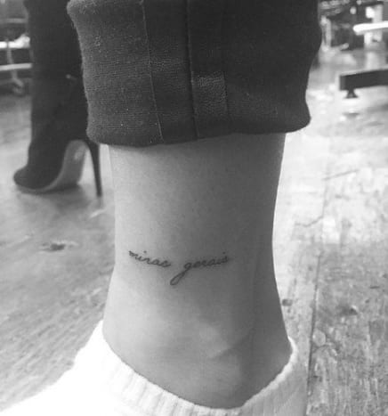 Hailey bal bokája fölött egy apró tetoválást készített fekete betűkészlettel, amely „minas gerais”, Brazília délkeleti államát írja.