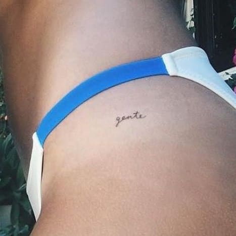 Fotó: Hailey Baldwin/Instagram 2016 májusában Hailey Baldwin és modelltársa, Mari Mckinney felkereste JonBoyt, hogy új tetoválásokat készítsen, Hailey pedig egy apró tetoválást választott a csípőjén, amelyen a „gente”, a „portugál” szó olvasható.