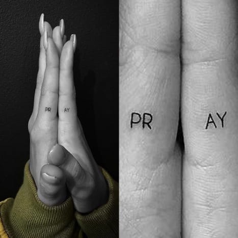 Hailey legjobb barátja, Kendall Jenner tervezte meg neki ezt a tetoválást, amely a bal mutatóujján a „PR”, a jobb mutatóujján az „AY” betűkből áll, így amikor összehozza a kezét az imádság egyetemes jele, a különálló ták alkotják az „IMÁDÁS” szót.