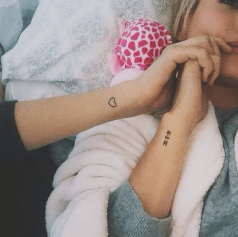 Fotó: Gabby Westbrook-Patrick/InstagramHailey Baldwin legelső tetoválását JonBoy készítette 2015 januárjában, és a darab-„VI.X.XC.” csuklójára római számokkal írva - megemlékezik szülei esküvőjének időpontjáról, 1990. június 10 -én.