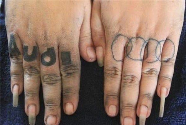 I tillegg til tatoveringen, hva er det med neglene !?