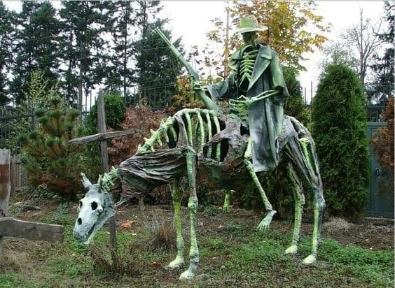 Ez a Halloween lovas nagyobb, mint az élet.