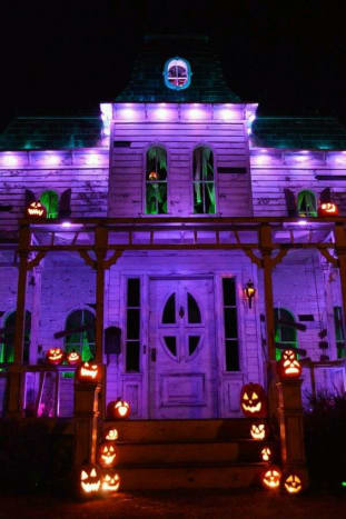 Nagyon örülünk ennek a lila halloweeni palotának.