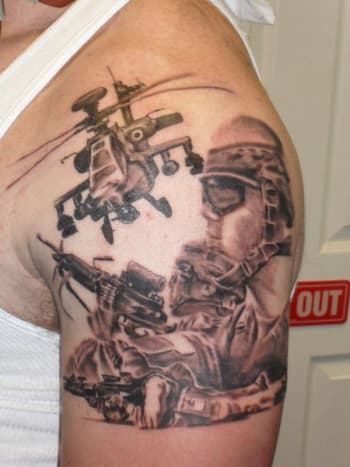 Soldat med luftstøtte. Tattoo av Mike Crump.