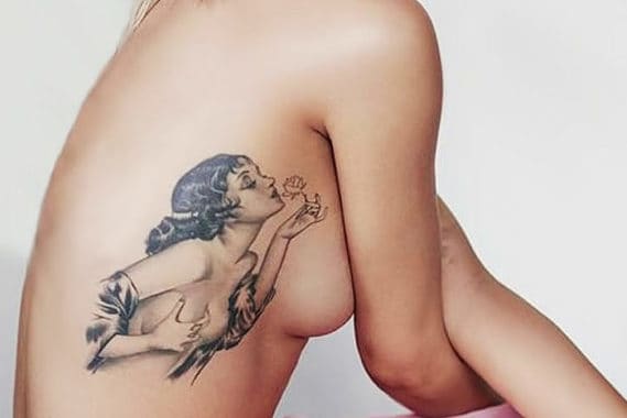 Rita Ora rocker denne vakre tatoveringen.