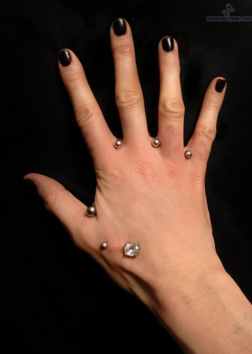 Lány-kézzel-Web-piercingek-ezüst-csapokkal