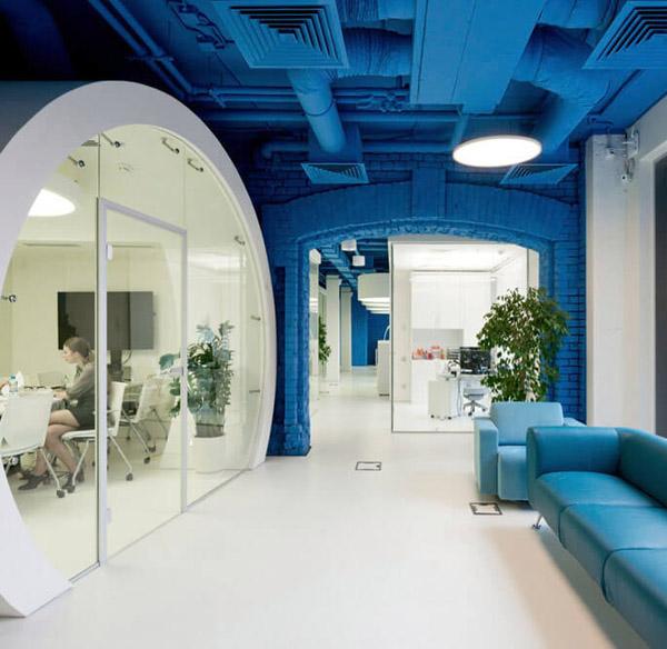 עיצוב משרד סוכנות המדיה בצבעוניות תוססת במוסקבה