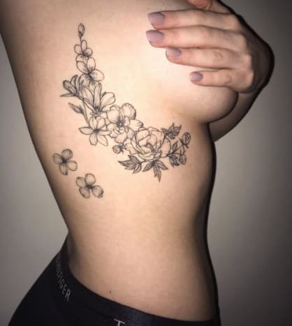 Foto via pinterest Sveipingen av tatoveringen fungerer så bra med brystet hennes og de villfarne blomstene forteller a
