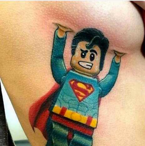 Lego Superman jön a mellekhez!